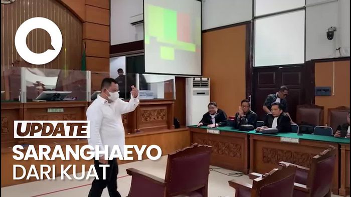 Kuat Maruf Lagi-lagi Kasih Finger Heart Sebelum Sidang Vonis