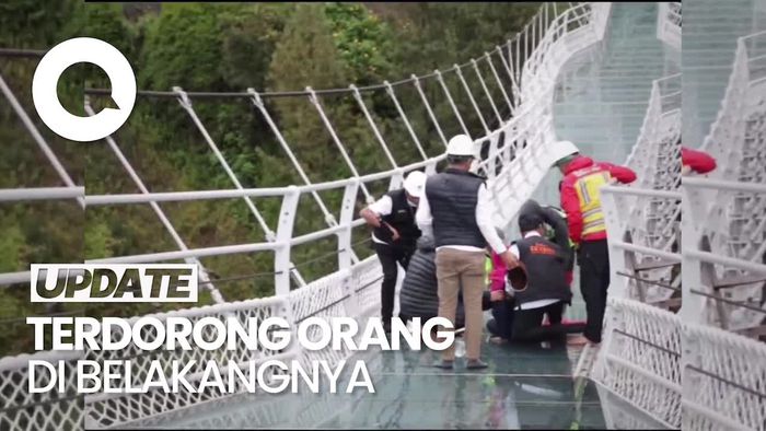 Detik-detik Khofifah Jatuh Saat Jajal Jembatan Kaca Gunung Bromo