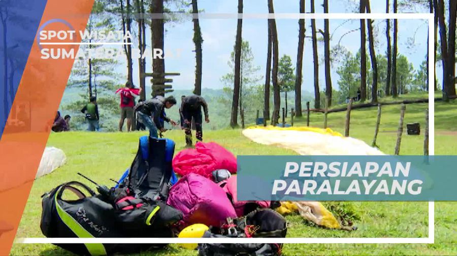 Persiapan Bermain Paralayang di Puncak Lawang Sumatera Barat