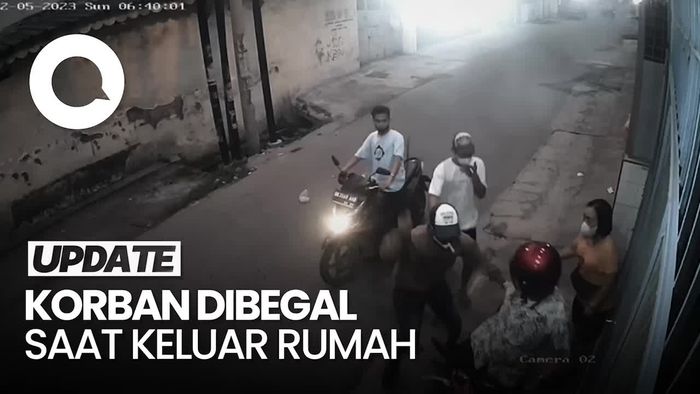 Rekaman CCTV Begal Bersenjata Tajam Rampas Motor Pasutri di Medan