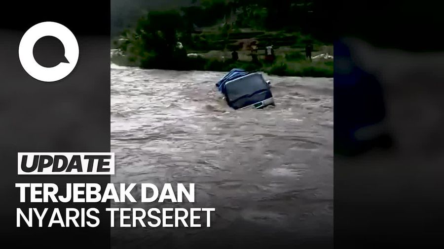 Detik-detik Pikap Terjebak dan Nyaris Terseret Air Bah di Cianjur
