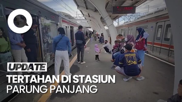 Potret Penumpang Tertahan Gegara KRL Rangkasbitung-Tanah Abang Anjlok 