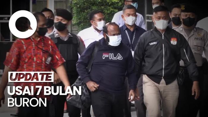 Momen Bupati Mamberamo Tengah Tiba di Gedung KPK