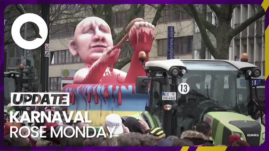 Boneka Vladimir Putin Mandi Darah Curi Perhatian di Karnaval Jerman