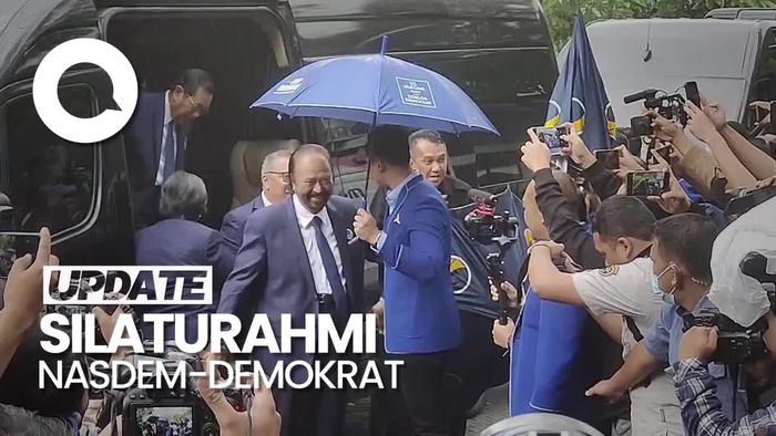 Momen Surya Paloh Dipayungi AHY saat Tiba di Markas Demokrat