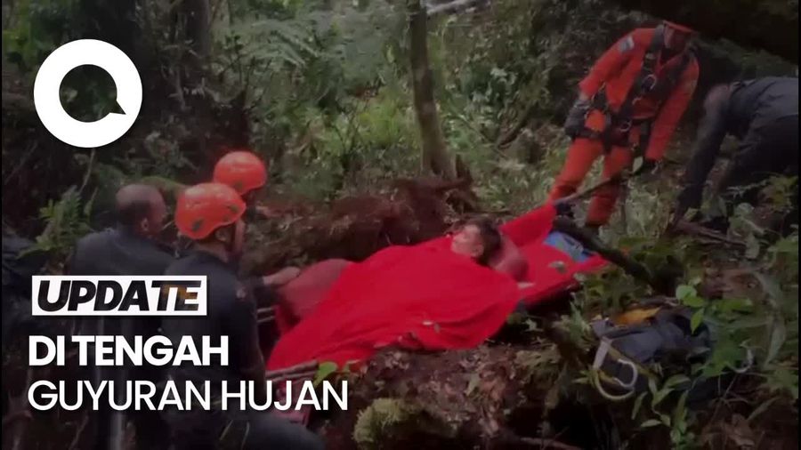 Momen Dramatis Evakuasi Kapolda Jambi dengan Tandu Lewati Bukit Terjal