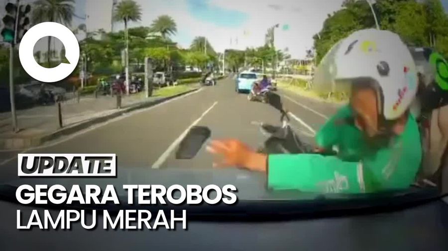 Detik-detik Driver Ojol Terpental Ditabrak Mobil di Menteng