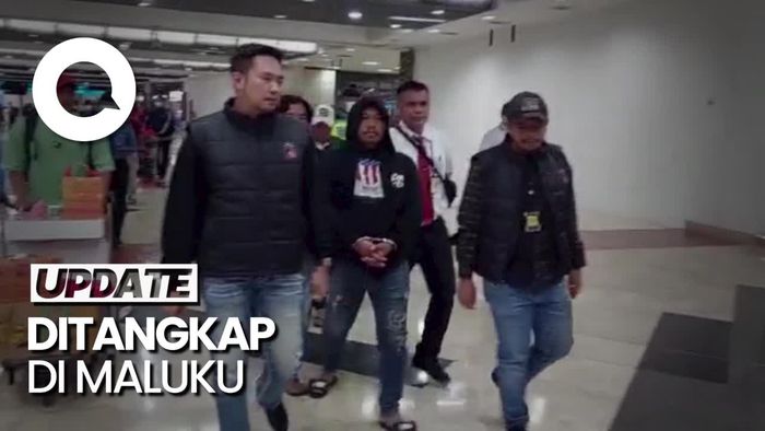Momen Debt Collector Pemaki Polisi Digiring di Bandara Soetta