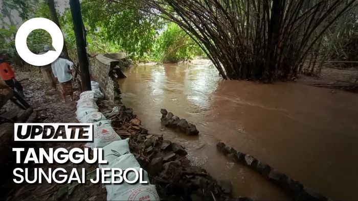 Penampakan Tanggul Sungai Dawe Kudus Jebol dan Banjiri Ratusan Rumah