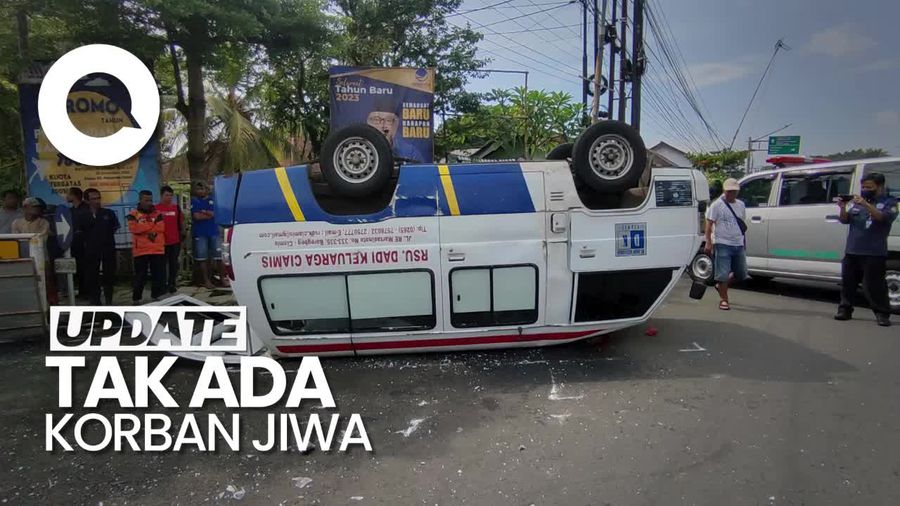 Ambulans Terbalik Usai Tertabrak Truk di Ciamis, Bayi Usia 3 Hari Selamat