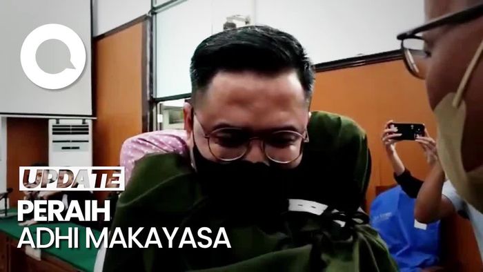 Haru Sebelum Sidang Vonis, AKP Irfan Cium Anak-Peluk Ortu