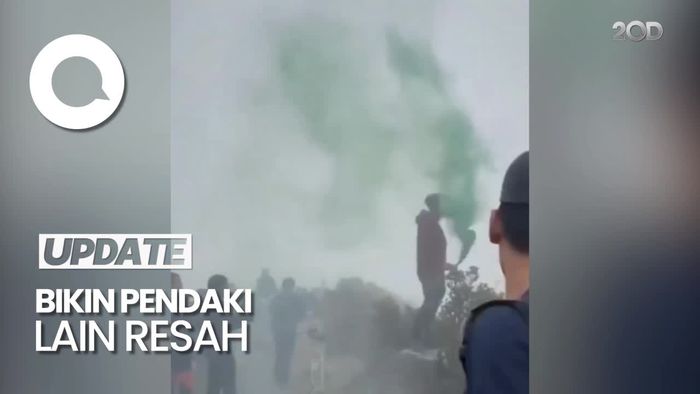 Viral Aksi Pendaki Bakar Bom Asap di Puncak Gunung Gede