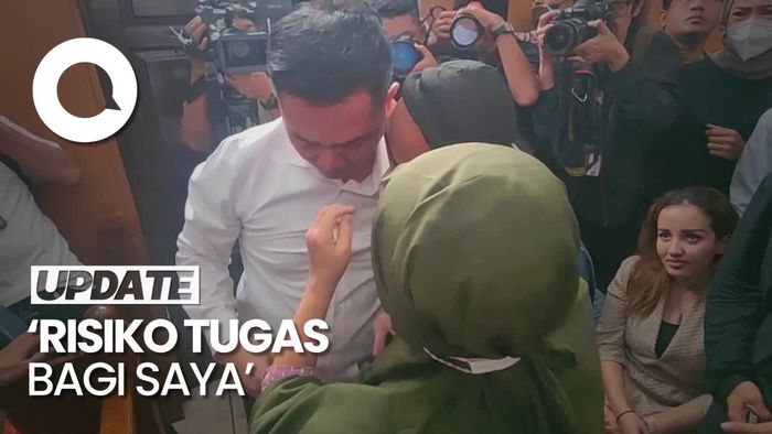 Divonis 10 Bulan Bui, AKP Irfan Widyanto Sujud di Kaki Ibunda