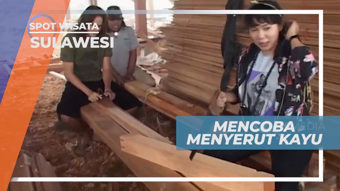 Mencoba Susahnya Menyerut Kayu untuk Bahan Rumah Tradisional, Sulawesi Utara