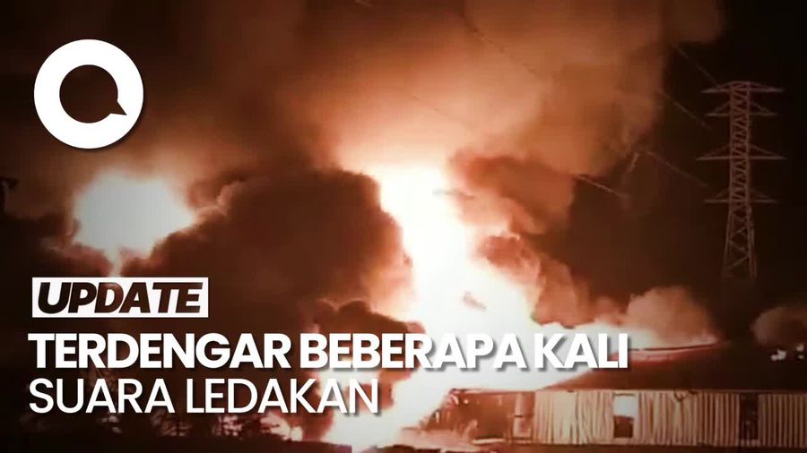 Penampakan Kobaran Api Melahap Pabrik Kasur di Cirebon