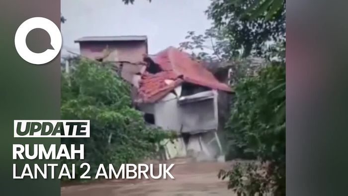 Detik-detik Rumah di Bidara Cina Ambruk Akibat Luapan Kali Ciliwung 