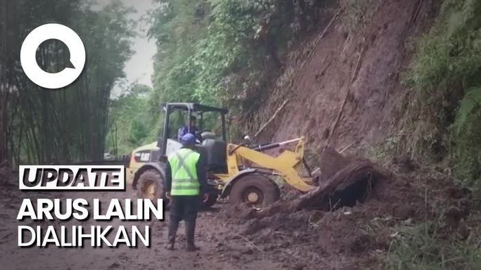Petugas Mulai Bersihkan Material Longsor yang Tutup Jalur Malang-Kediri