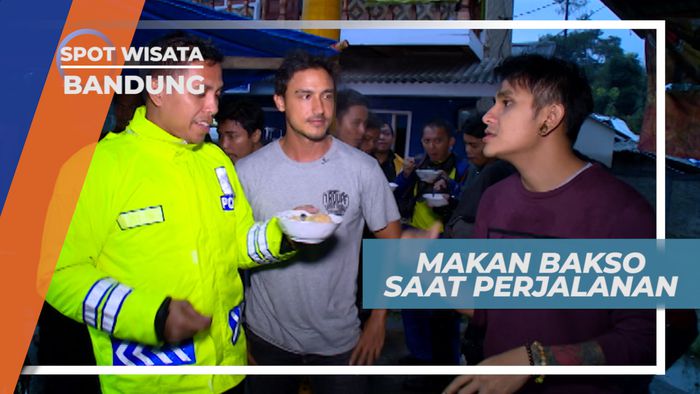 Menikmati Lezatnya Bakso Dikala Cuaca Dingin dan Hujan, Bandung