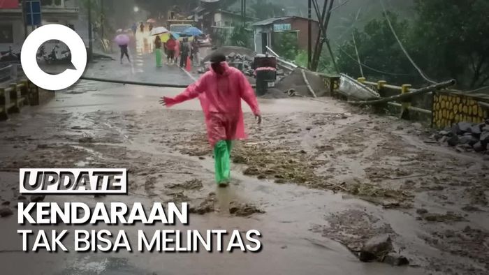 Kondisi Jalur Akses Penghubung Malang-Kediri Tertutup Longsor