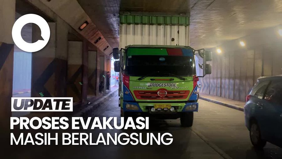 Truk Tersangkut di Underpass Tanah Abang, Arus Lalin Tersendat