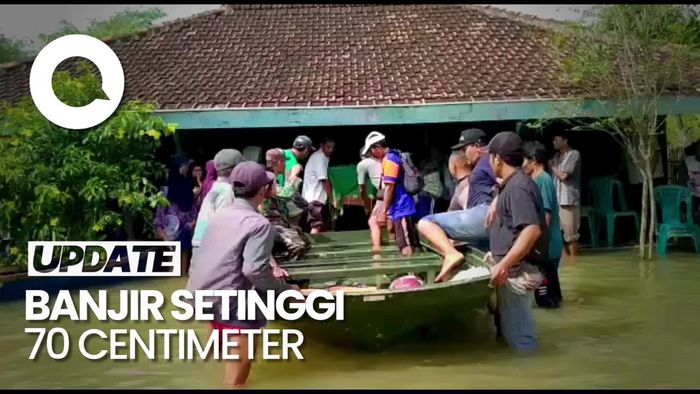 Momen Jenazah Warga Pati Dievakuasi Pakai Perahu Gegara Banjir