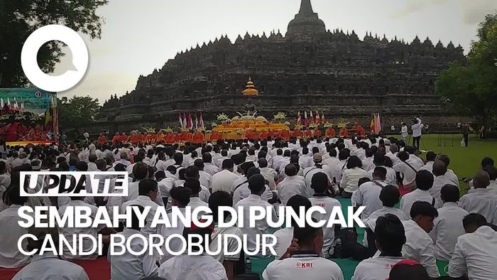 Hujan-hujanan, Ribuan Umat Budha Peringati Magha Puja di Candi Borobudur