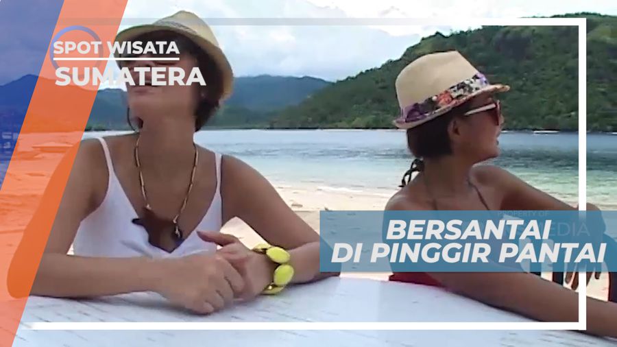 Menikmati Kesegaran Kelapa Muda, Bersantai di Tepi Pantai, Sumatera Barat