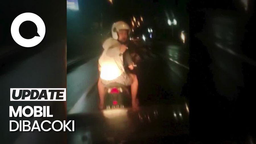 Aksi Pemobil Tabrak Pemotor yang Acungkan Celurit