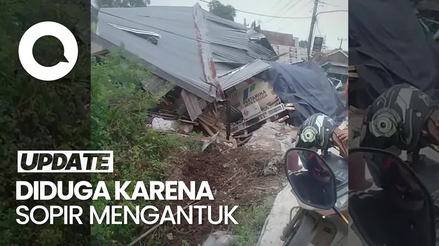 Truk Tangki BBM Tabrak Rumah Warga Sampai Hancur di Palembang