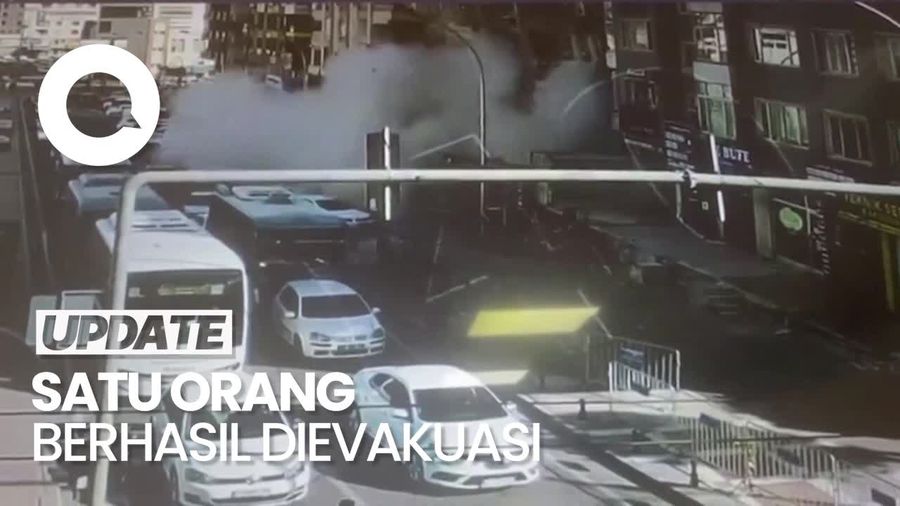 Detik-detik Gedung Runtuh di Turki Saat Kendaraan Melintas