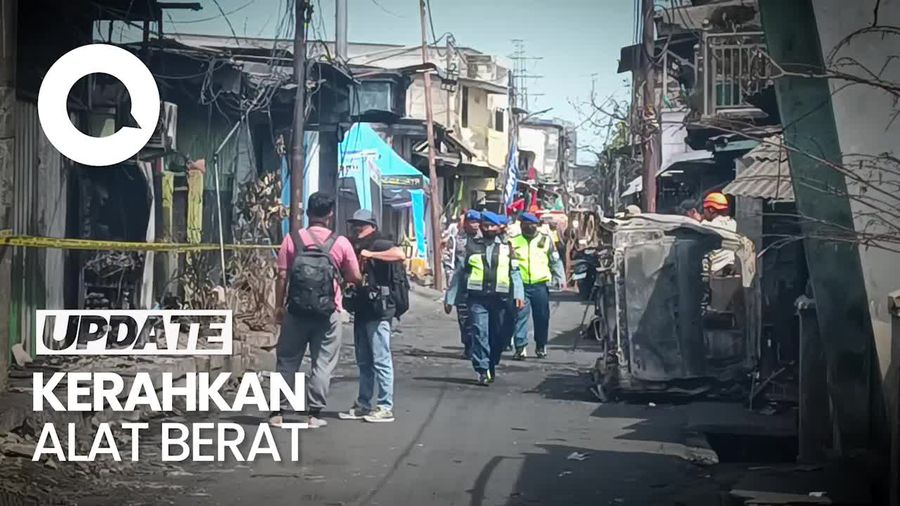 Penampakan Puing-puing Sisa Kebakaran Depo Pertamina Diangkut