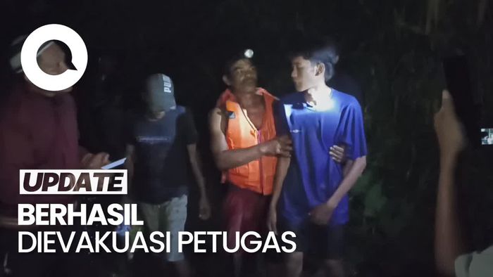 Cari Ikan Mabuk, Puluhan Warga Terjebak di Tengah Sungai Brantas