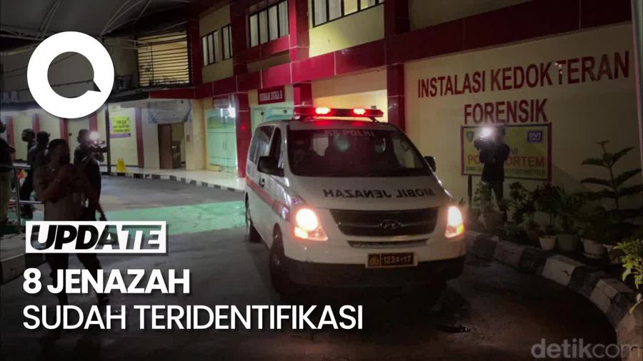 Momen Keluarga Terima Jenazah Korban Kebakaran Depo Plumpang
