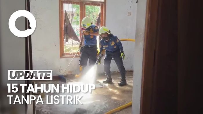 Momen Damkar Bersihkan Rumah Mewah Bu Mira yang Terbengkalai