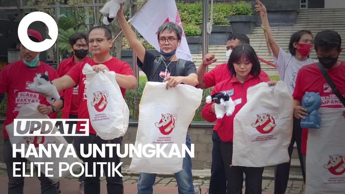 Tolak Proporsional Tertutup, PSI Aksi di MK Bawa Karung dan Boneka Kucing