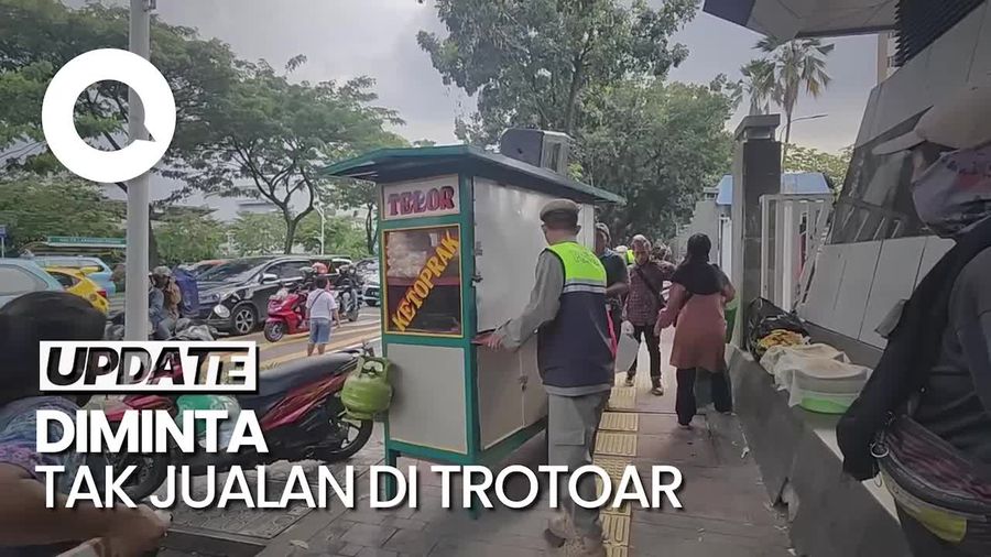 Satpol PP Bubarkan PKL di Trotoar Kawasan Konser BLACKPINK