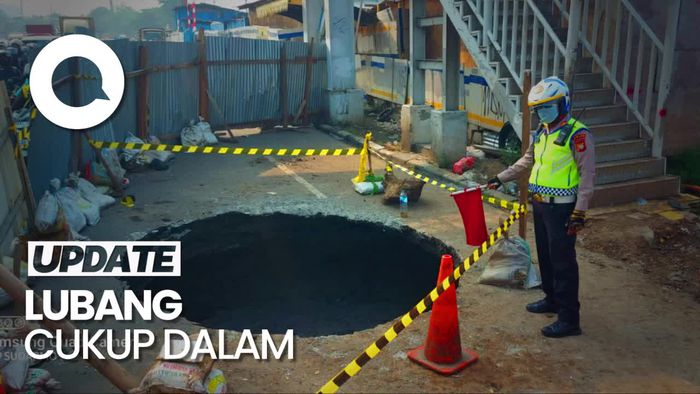 Penampakan Jalan Ambles di Daan Mogot Jakbar Bikin Lalin Macet