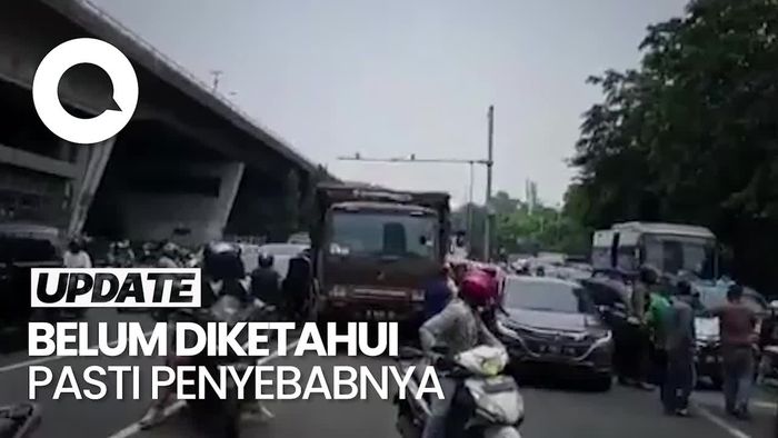 Truk Tabrak Sejumlah Kendaraan di Simpang Slipi Jakbar