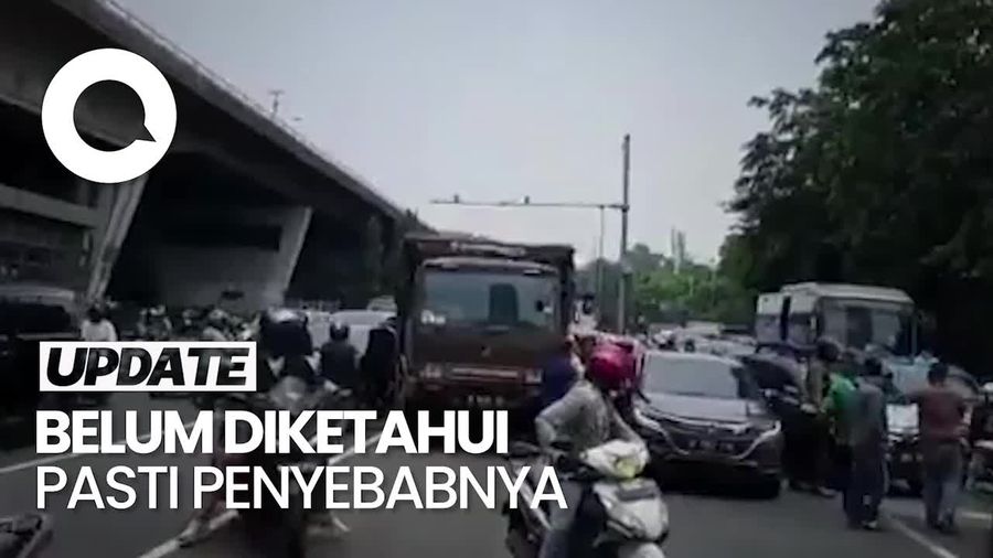 Truk Tabrak Sejumlah Kendaraan di Simpang Slipi Jakbar