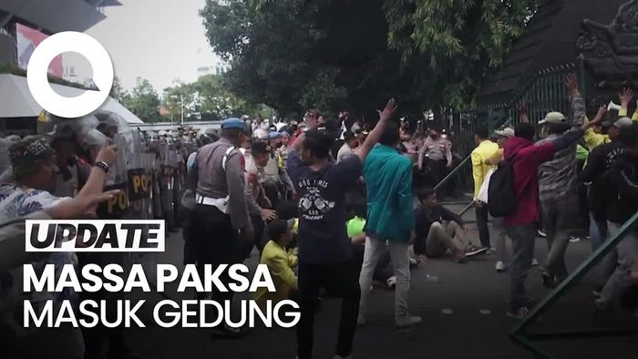 Ricuh Demo Tolak Perppu Ciptaker, Mahasiswa Coba Dobrak Pagar DPRD
