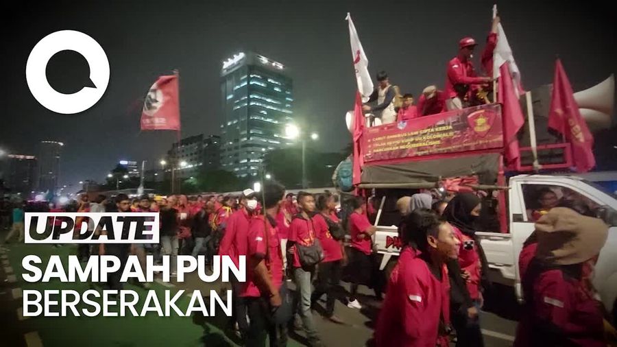 Massa Demo Buruh di DPR Bubar, Tinggalkan Coretan Cacian