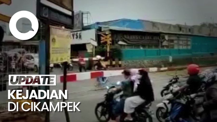 Emak-emak Nekat Terobos Palang Rel, Jatuh Sesaat Sebelum Kereta Lewat