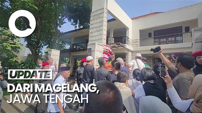 Jenazah Nomo Koeswoyo Tiba di Rumah Duka Jakarta