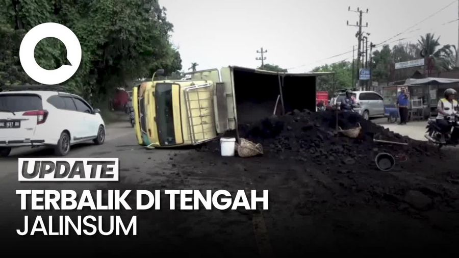 Truk Pengangkut Batu Bara Pecah Ban-Terguling, Jalan di Jambi Macet!