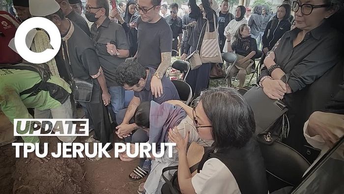 Ketegaran Keluarga Antar Jenazah Nomo Koeswoyo ke Peristirahatan Terakhir