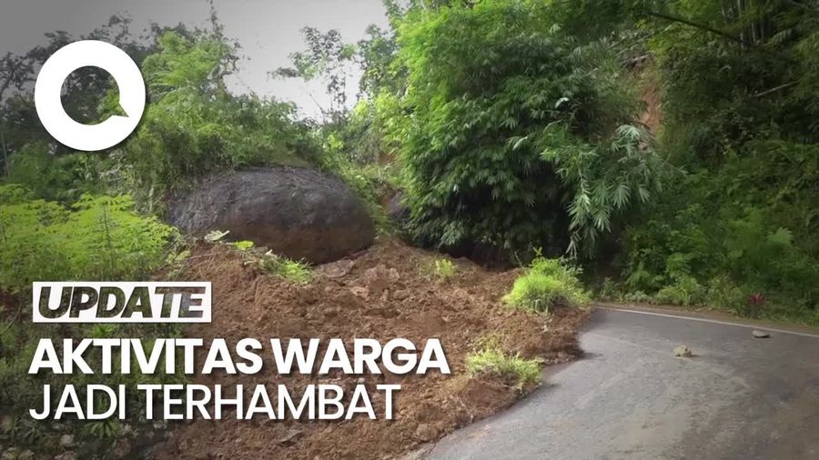 Penampakan Longsor Tutupi Jalan Trans Sulawesi di Toraja