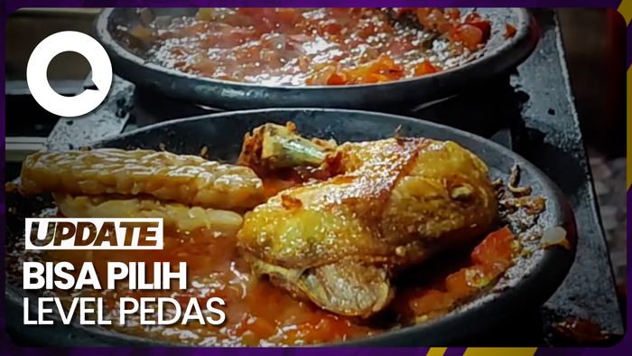 Meletup-letup! Sambal Bakar Ayam Goreng Disajikan di Cobek