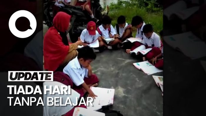 Siswa SD di Sulsel Belajar di Jalan Gegara Sekolah Terendam Banjir