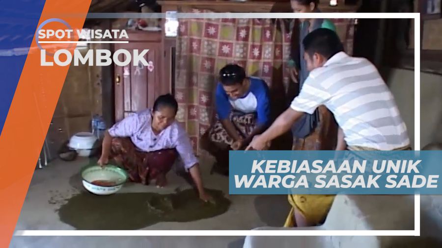 Kebiasaan Unik Masyarakat Sasak Sade Mengepel Lantai Rumah, Lombok
