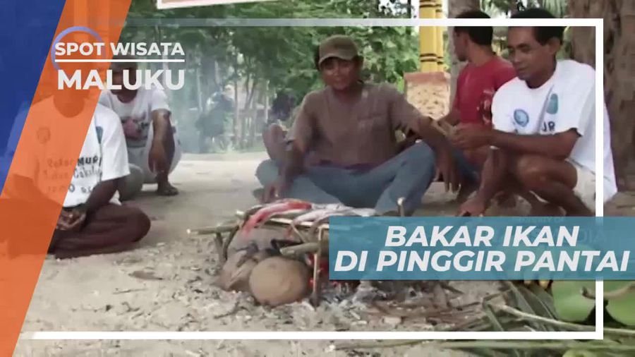 Bakar Ikan di Tepi Pantai, Maluku